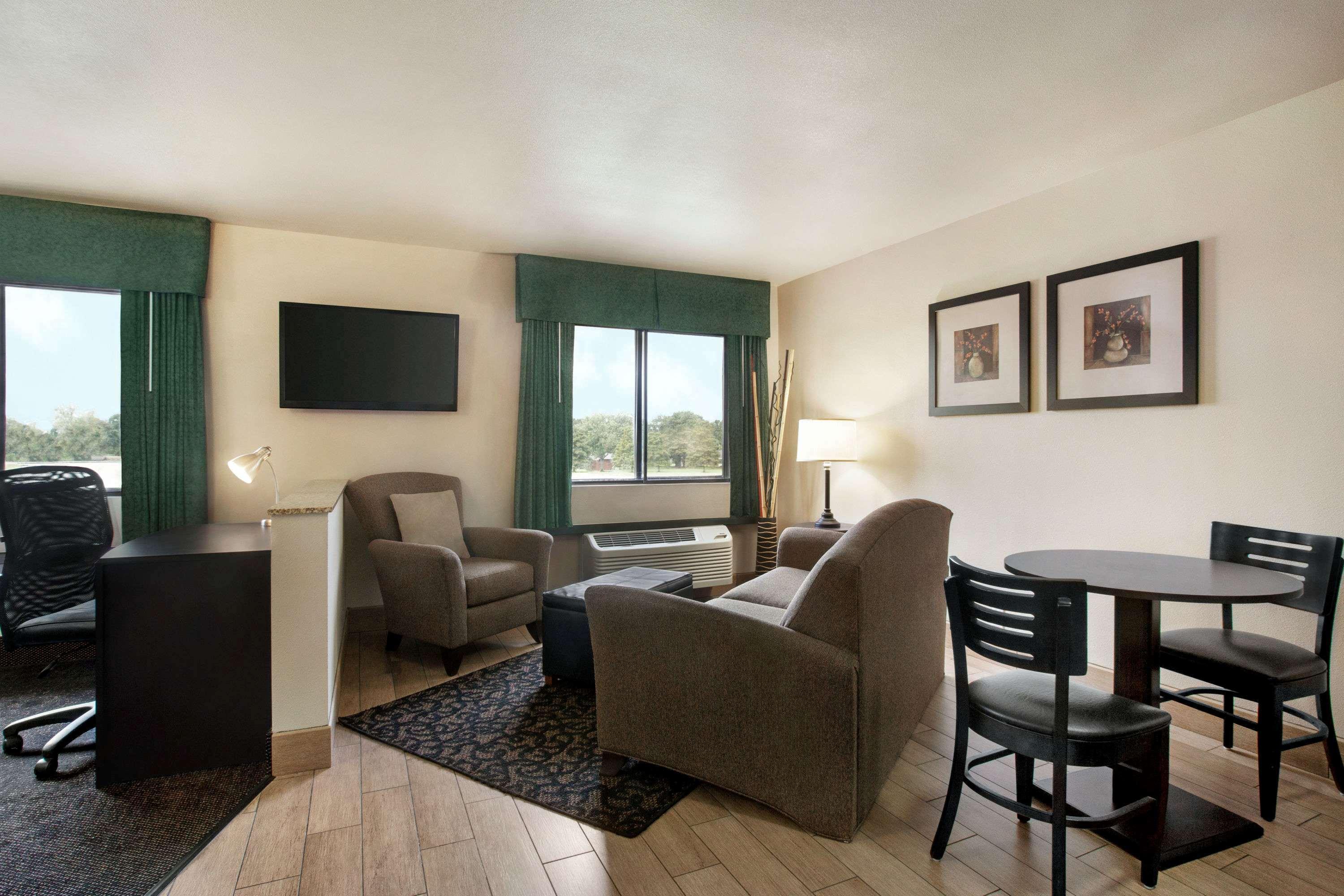 Travelodge By Wyndham Livonia Ngoại thất bức ảnh